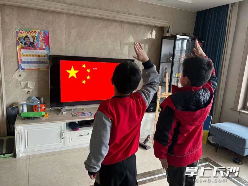 庄严的线上升旗仪式。 庄严的线上升旗仪式。
