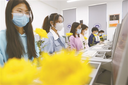 4月4日，南华大学经济管理与法学学院，大学生在网上祭奠英烈。当天，该校学生响应疫情防控要求，参加网上祭英烈活动，缅怀先烈，寄托哀思。曹正平 申嵋 摄影报道