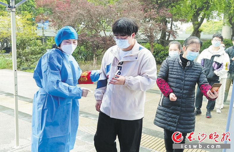 5日，陈璐（左一）在核酸采样点为居民服务。 长沙晚报通讯员 张伟 供图