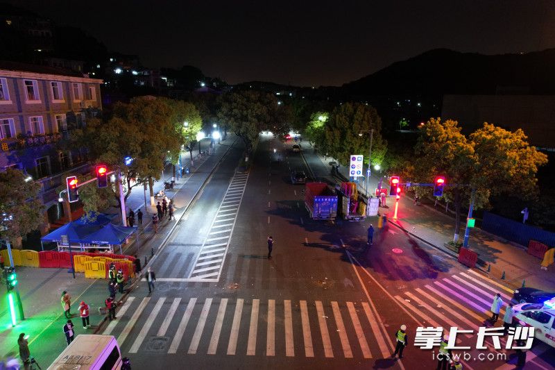 4月9日凌晨，在麓山南路阜埠河路口，相关部门拆除了隔离护栏，恢复了路面通行。长沙晚报全媒体记者 罗杰科 黄启晴 郭雨滴 摄