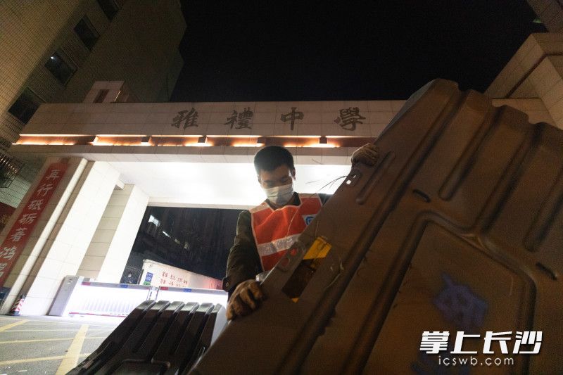 4月9日零时，雅礼中学被调整为低风险地区，同步解除封控区管理。长沙晚报全媒体记者 董阳 摄