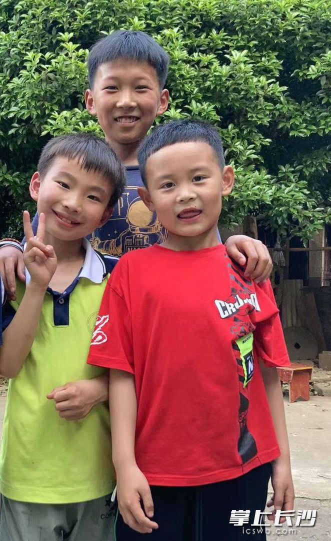 当天参与带路的卢梓杰（后排）、张思源（前排左）和刘智宸。长沙晚报通讯员 张佳欣 供图