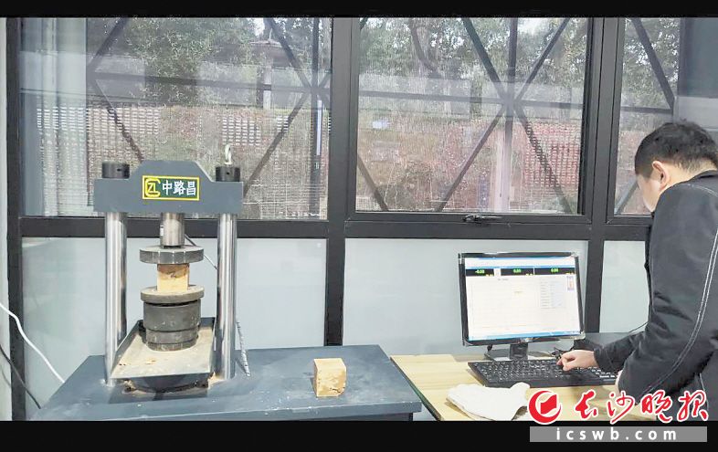 在中建五局工程创新研究院，科研人员正在对“中建造石机”生产的产品试件进行抗压强度测试。长沙晚报通讯员 尹瑶 摄
