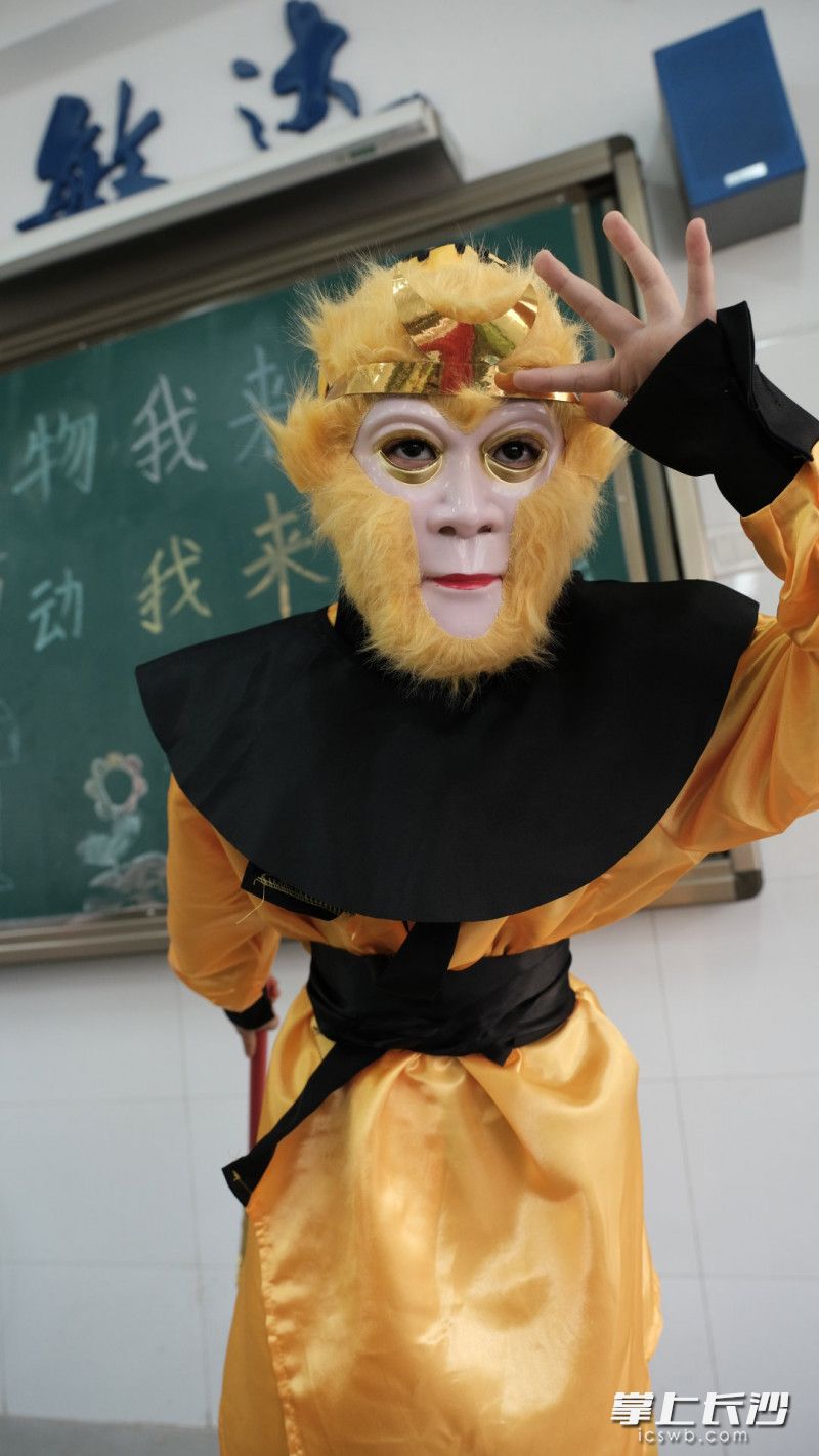 学生们选择自己喜欢的角色装扮，成功扮演一个角色可获得爱心大使的1元公益基金和奉献章一枚。所有照片由学校提供。
