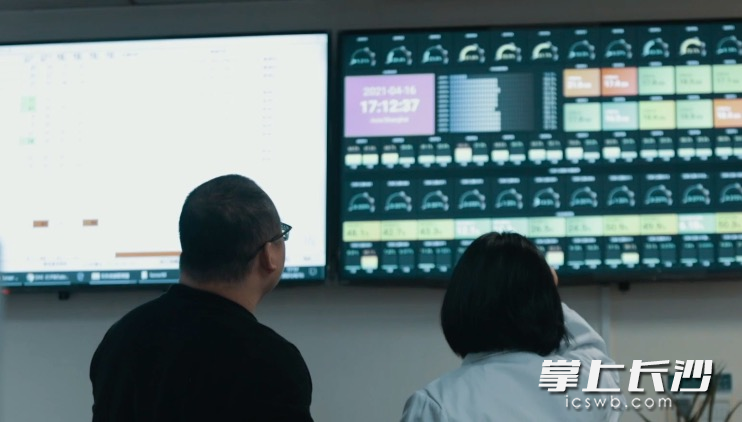 在“解忧杂货铺”里，刘长英和嘉桐街里的患者正不断书写着自己的故事，而带给我们的思考是，科技还能为患者做些什么？