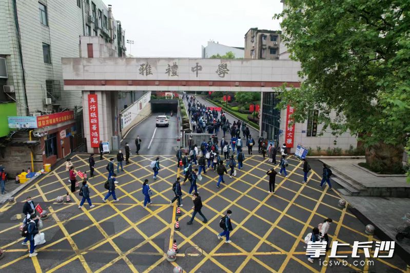 早上7时起，雅礼中学学生分批错峰入校。均为长沙晚报全媒体记者 邹麟 郭雨滴 摄