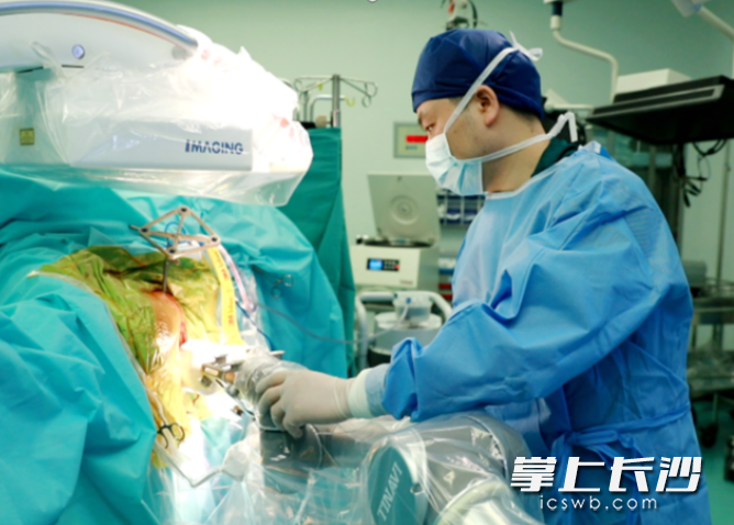 高曙光实施机器人辅助导航保髋治疗。
