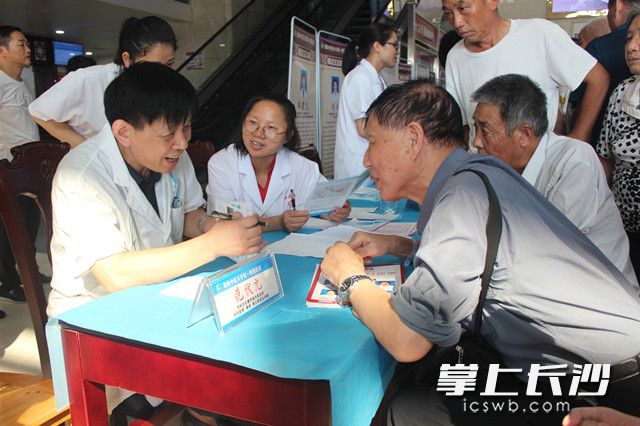 范伏元教授在衡阳进行义诊。（资料图片）