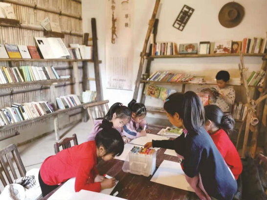 ▲孩子们在杰思公益图书馆内阅读。