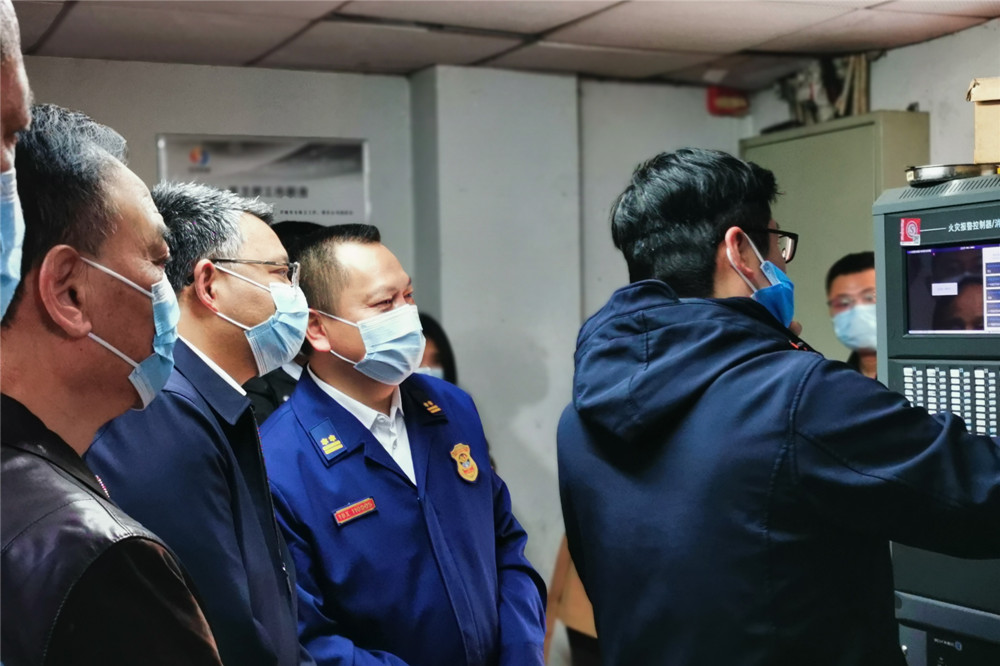 在金苹果大市场消防监控室，邹特检查了监控室消防硬件设施设备，重点考察员工对监控设备的操作熟练程度。