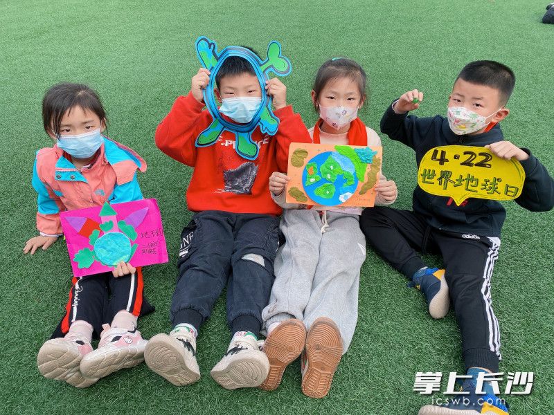 岳麓区博才卓越小学学生充分发挥想象力与创造力，完成手工创意创作。均为通讯员供图