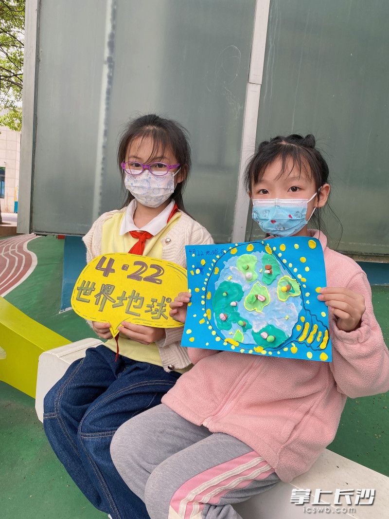 学生用自己的实际行动来宣传环境保护。
