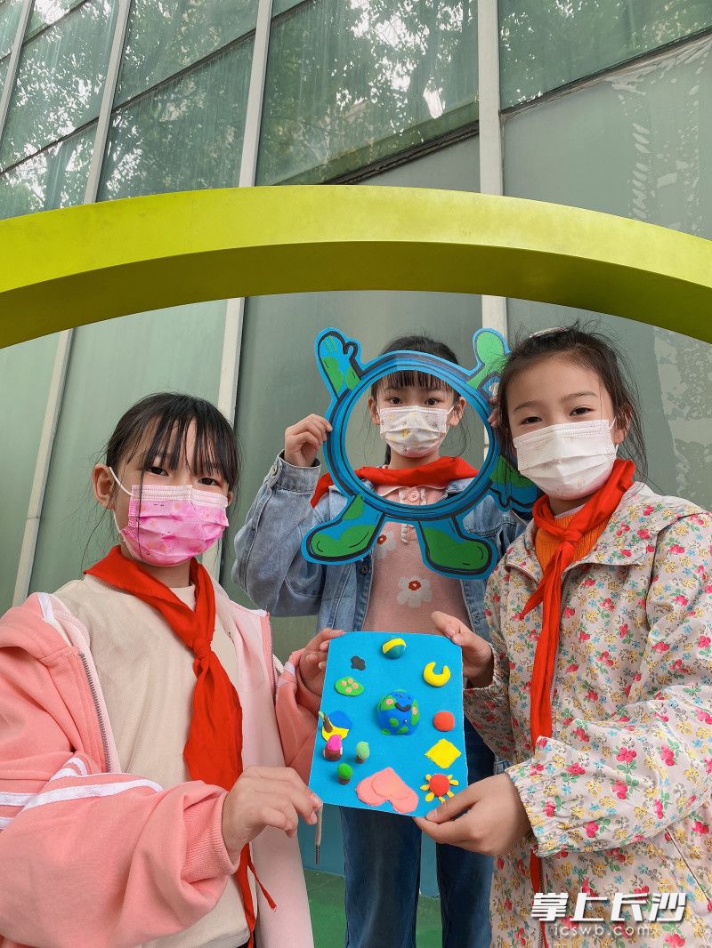 通过教育一个学生，带动一个学校，影响一个家庭，齐心协力做环保的践行者。