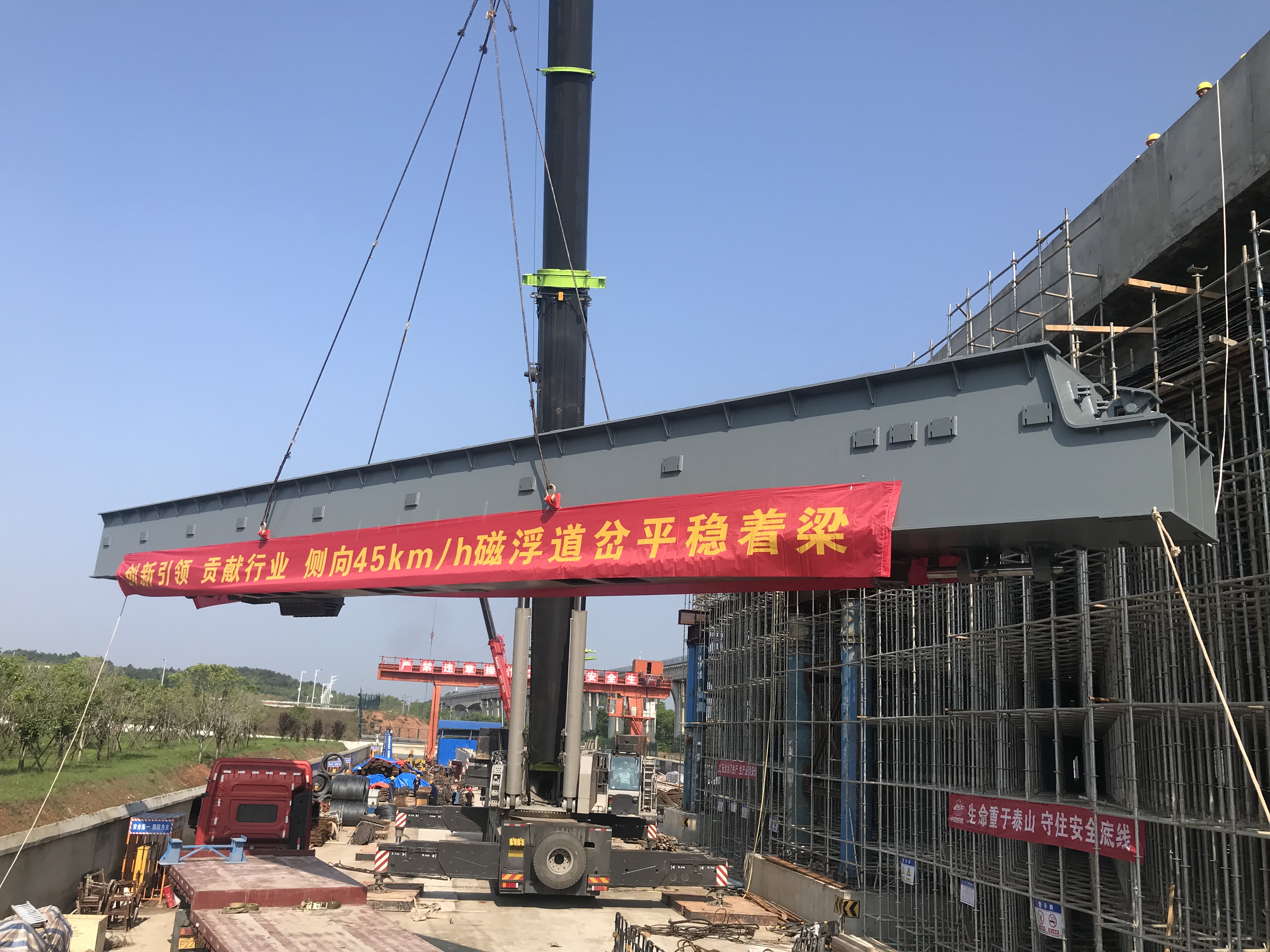 24日，长沙磁浮东延线接入T3航站楼工程两组单片重达41吨的道岔主梁依次吊装到位，标志着长沙磁浮快线开岔施工进入最后准备阶段。均为长沙晚报全媒体记者 王志伟 通讯员 胡新宇 摄影报道