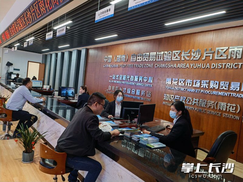 自贸试验区雨花区块政务大厅设置了“一站式”人才服务窗口。 资料图片