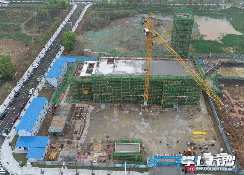 会展片区地铁消防站建设工程26日完成主体封顶，计划10月底完成建设。