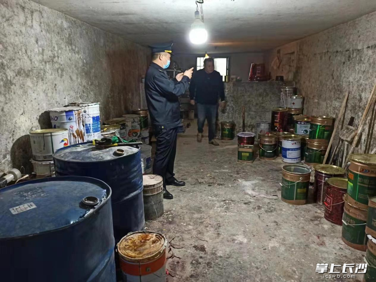 工作人员正在检查辖区内“散乱污”企业