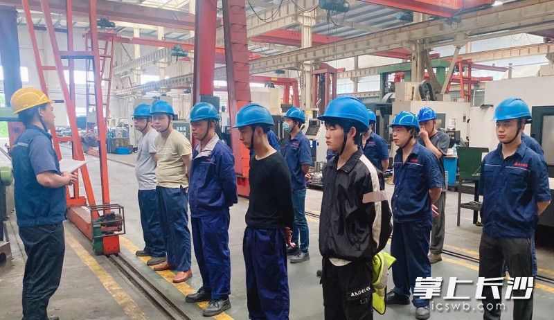 车间里,工人们正在接受安全教育。资料图片。 车间里,工人们正在接受安全教育。资料图片。