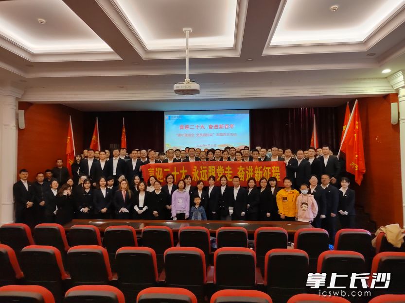 4月30日，湖南高岭建设集团举行“建功强省会 青年当先锋”党员突击队、青年突击队、工人先锋号授旗仪式。长沙晚报全媒体记者 陈焕明 通讯员 陈晨 摄影报道