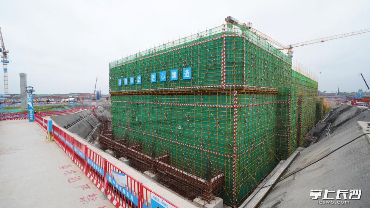 端午假期，长沙机场改扩建工程综合交通枢纽工程1500余名建设者放弃休假，建设施工，全力推进项目建设。均为长沙晚报全媒体记者 陈焕明 通讯员 赵紫薇 赵悦 摄影报道