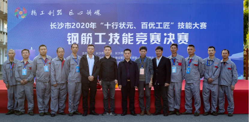 全国技术能手孟德良在长沙“十行状元、百优工匠”钢筋工技能竞赛决赛现场分享自己的经历。
