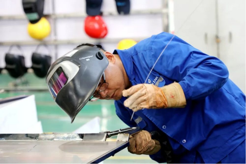 贾志光在工作中。