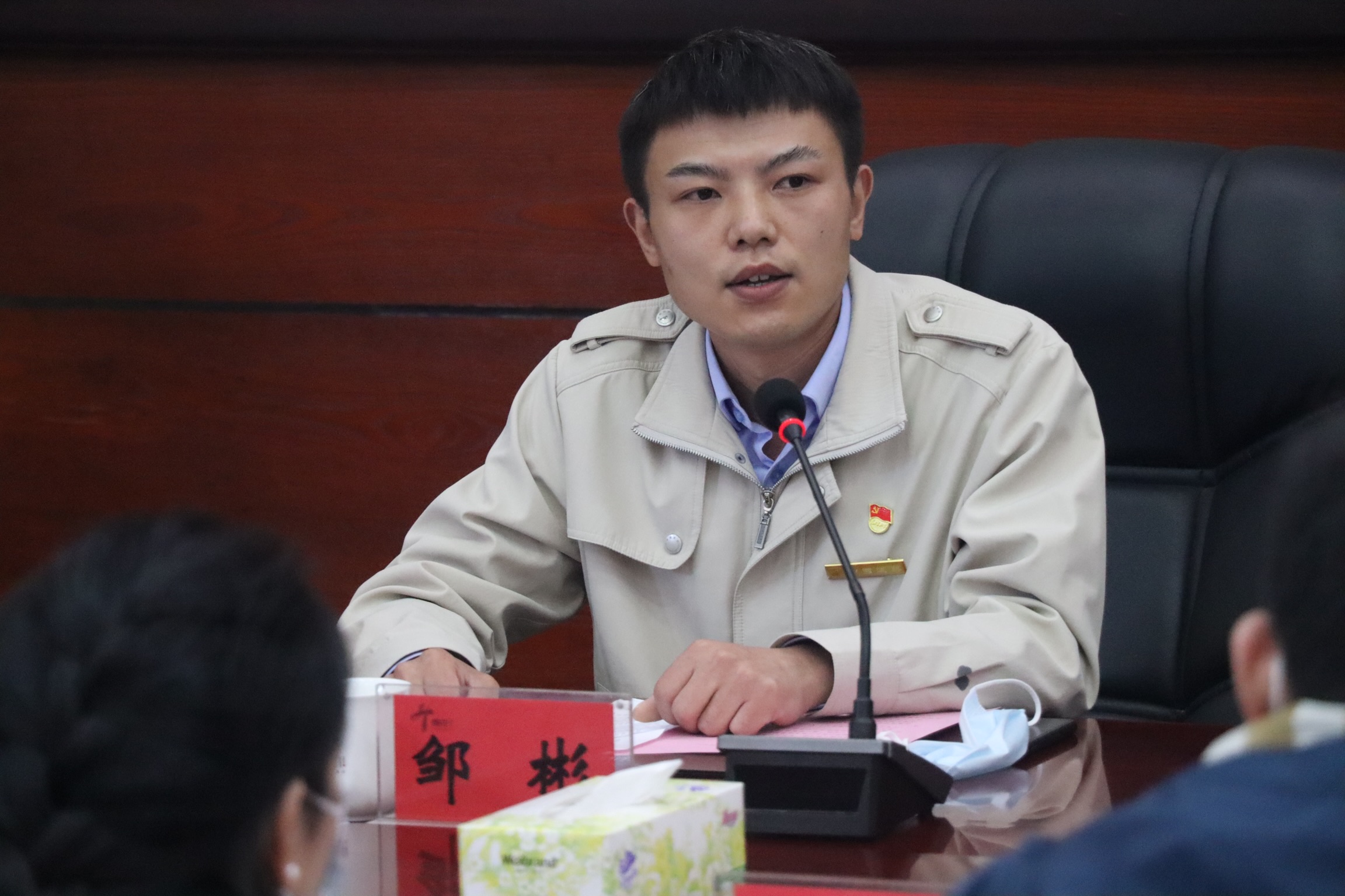 中建五局总承包公司项目质量总监邹彬正在做报告。
