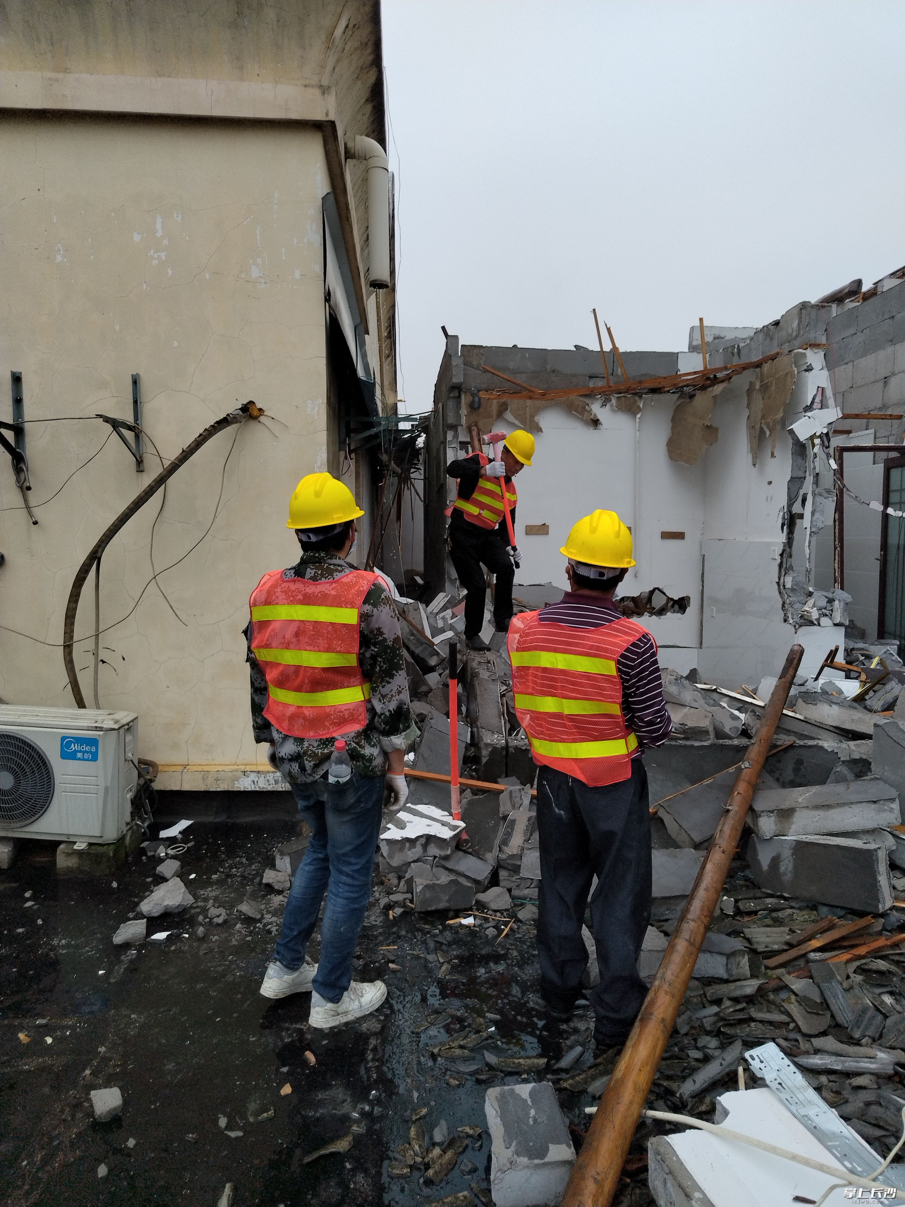 8日当天，长沙学院校区内首批违法建筑被拆除。开福区委宣传部供图