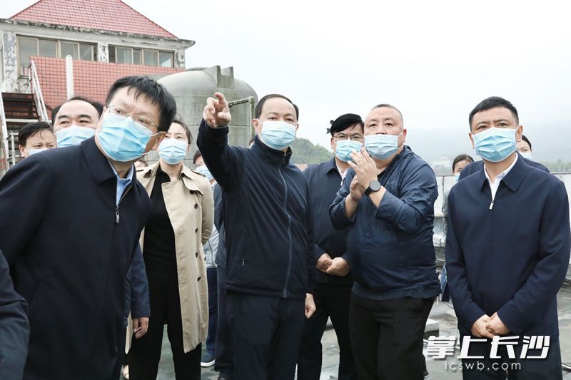 郑建新来到空气质量监测国控站师大附中点，认真查看监测站点站房设备。刘书勤  摄