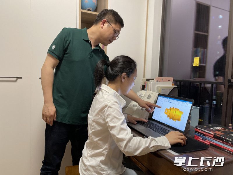 夫妻俩一起备课、一起教研。