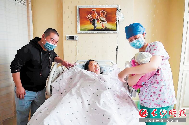 助产士何维与新生儿父母共享喜悦。长沙晚报全媒体记者 郭雨滴 摄