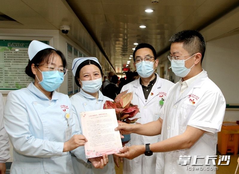 省肿瘤医院党委书记禹华月慰问35年护龄的资深护师万泳辉。