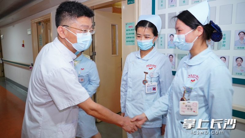 省肿瘤医院院长肖亚洲慰问护士欧阳娟、陈洁。