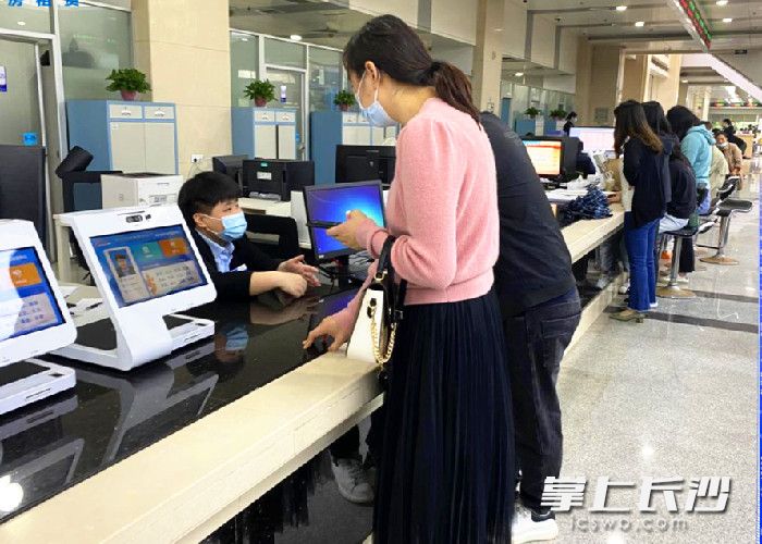 长沙建发集团长沙市政务中心盘活存量房咨询点，市民正在进行业务咨询。长沙建发集团供图