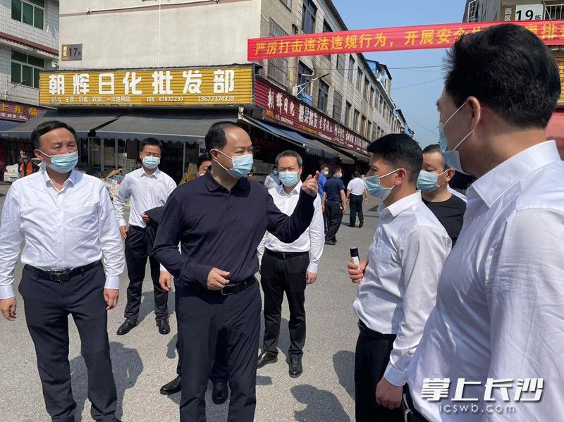 郑建新在宁乡市沙河市场，检查督导自建房安全整治工作。均为长沙晚报全媒体记者黄汝兮 摄
