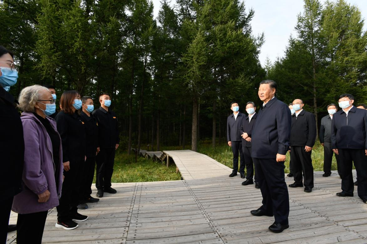 2021年8月23日至24日，中共中央总书记、国家主席、中央军委主席习近平在河北省承德市考察。这是23日下午，习近平在塞罕坝机械林场尚海纪念林考察时，同林场职工代表亲切交流。新华社记者 李学仁 摄