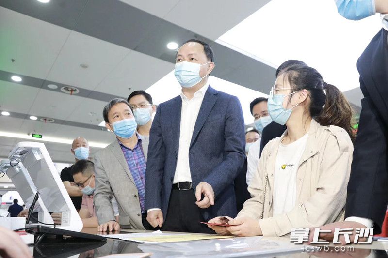 郑建新全流程帮助市民办理住房公积金提取业务。均为刘书勤摄