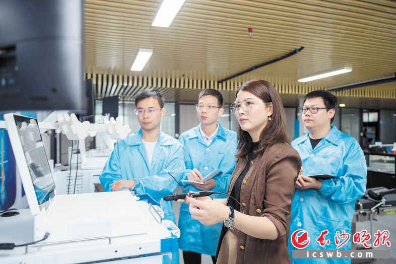 中聚科技股份有限公司董事长梁瑶（右二）与同事分析公司产品。长沙晚报全媒体记者 郭雨滴 摄