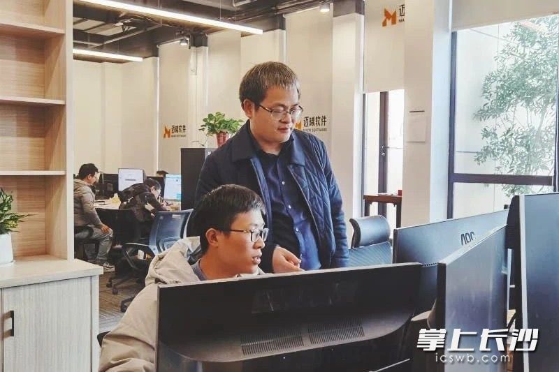 迈曦研发团队正在商讨设计方案。受访者供图