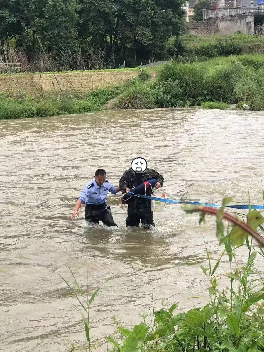 民警积极营救被困人。均为通讯员王波供图