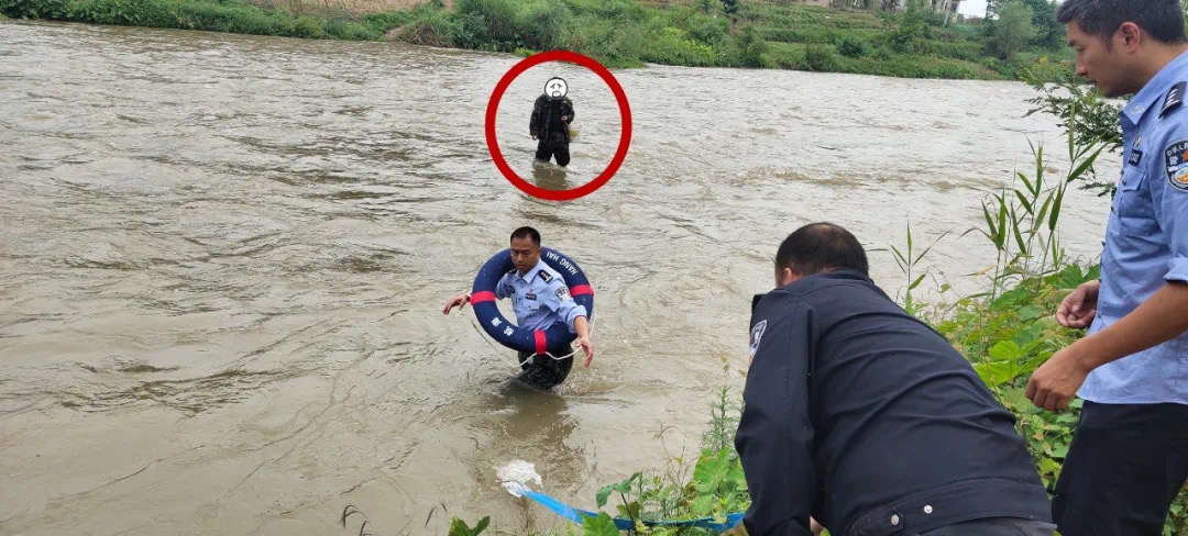 民警积极营救被困人。均为通讯员供图
