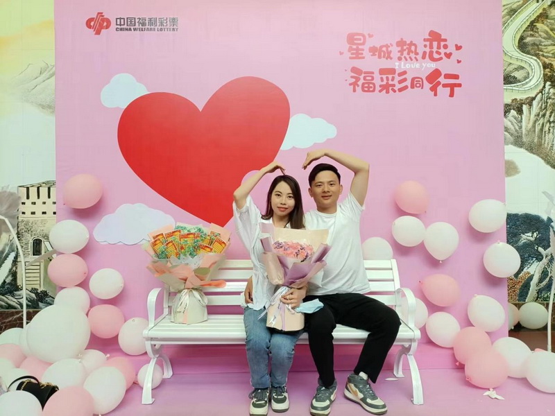 雨花区婚姻登记大厅，新人捧着福彩花拍照。