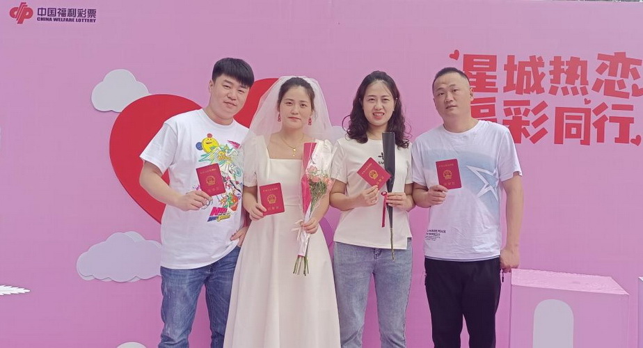 岳麓区婚姻登记大厅外，好友相约一起领证。