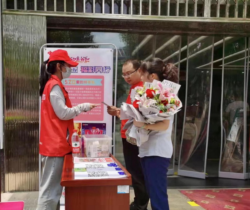 芙蓉区婚姻登记大厅外，长沙福彩为新人赠送公益彩票。