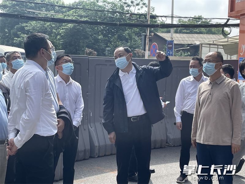 郑建新来到位于芙蓉区的湖南生物机电职业技术学院生机创业街检查督导。全媒体记者 黄汝兮 摄