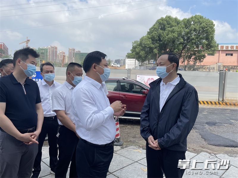 郑建新在长沙县湘龙街道城西安置区A3栋检查督导。全媒体记者 黄汝兮 摄