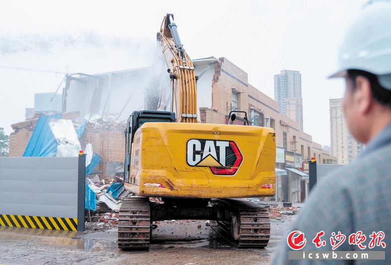 拆违现场，工作人员正在有序开展拆除工作。长沙晚报全媒体记者 周数邑 刘晓敏 摄影报道