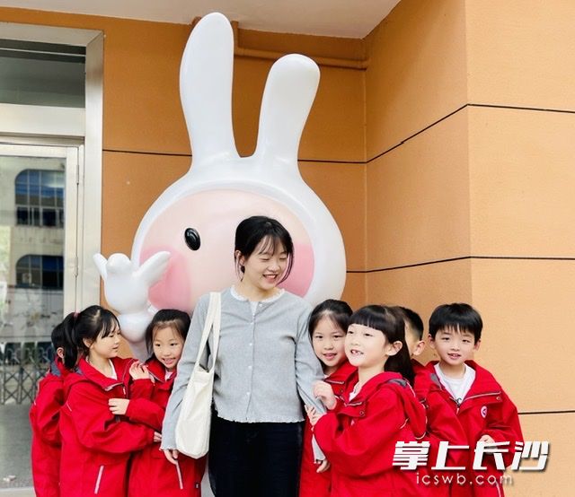 回到校园的游天怡受到了孩子们“偶像级”的欢迎。