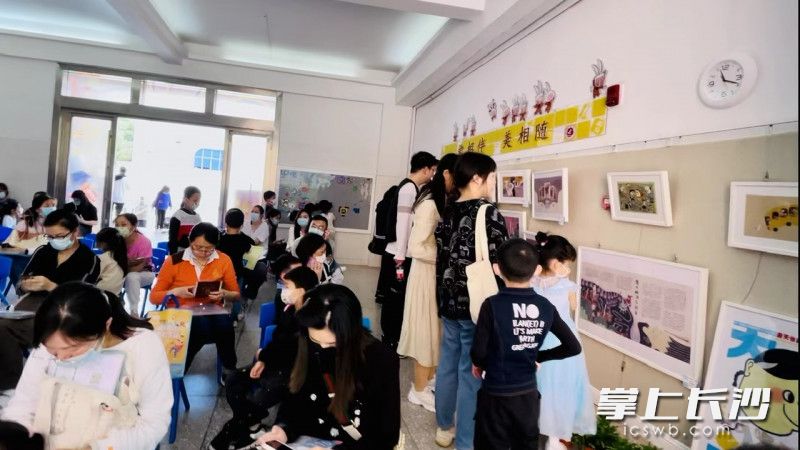 画展也吸引了孩子们的目光。