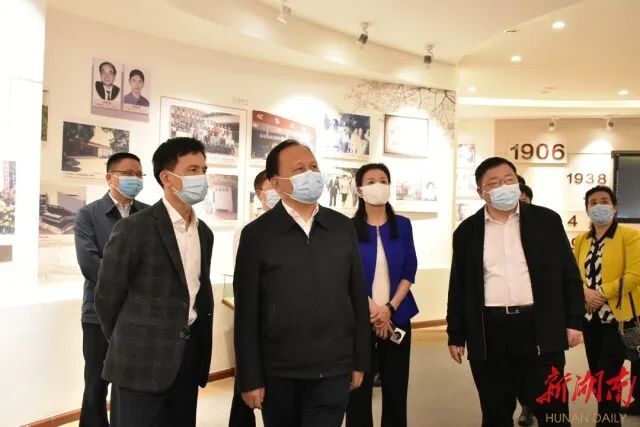 周农一行参观雅礼中学校史馆。